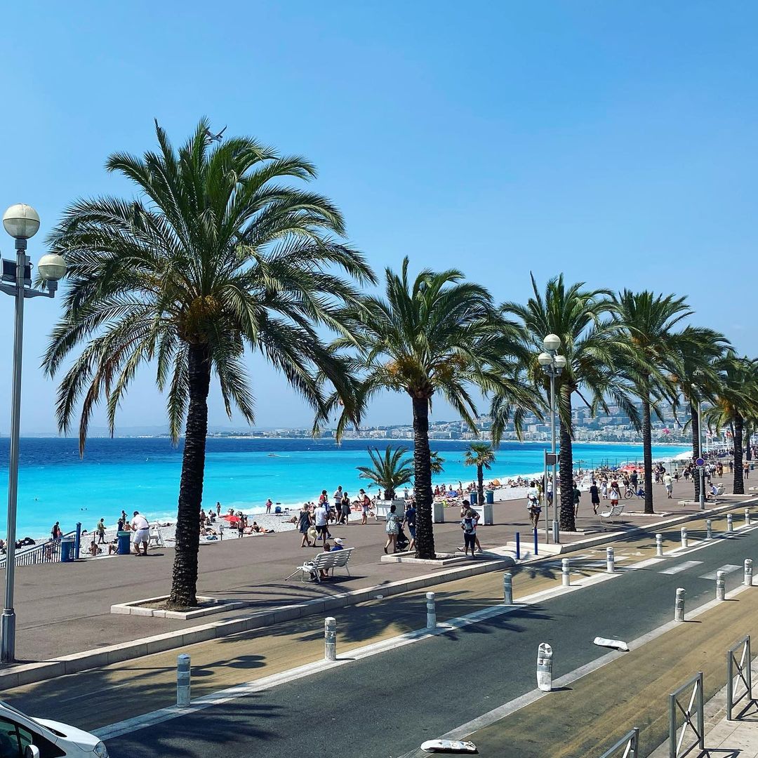 Arpenter la célèbre Promenade des Anglais, un must à faire lors de son week-end à Nice !