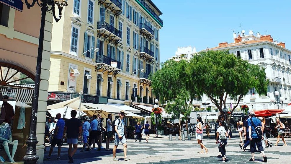 Shopping sur la zone piétonne de Nice