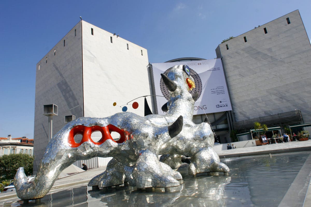 Voir le parvis du Musée Mamac de Nice pendant votre week-end à Nice