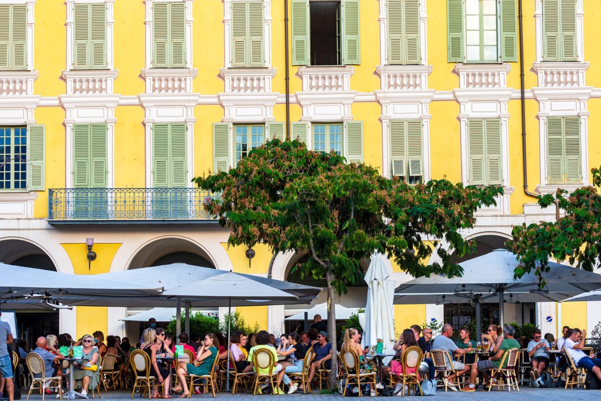 A faire : vous prélasser en terrasse lors de votre week-end à Nice