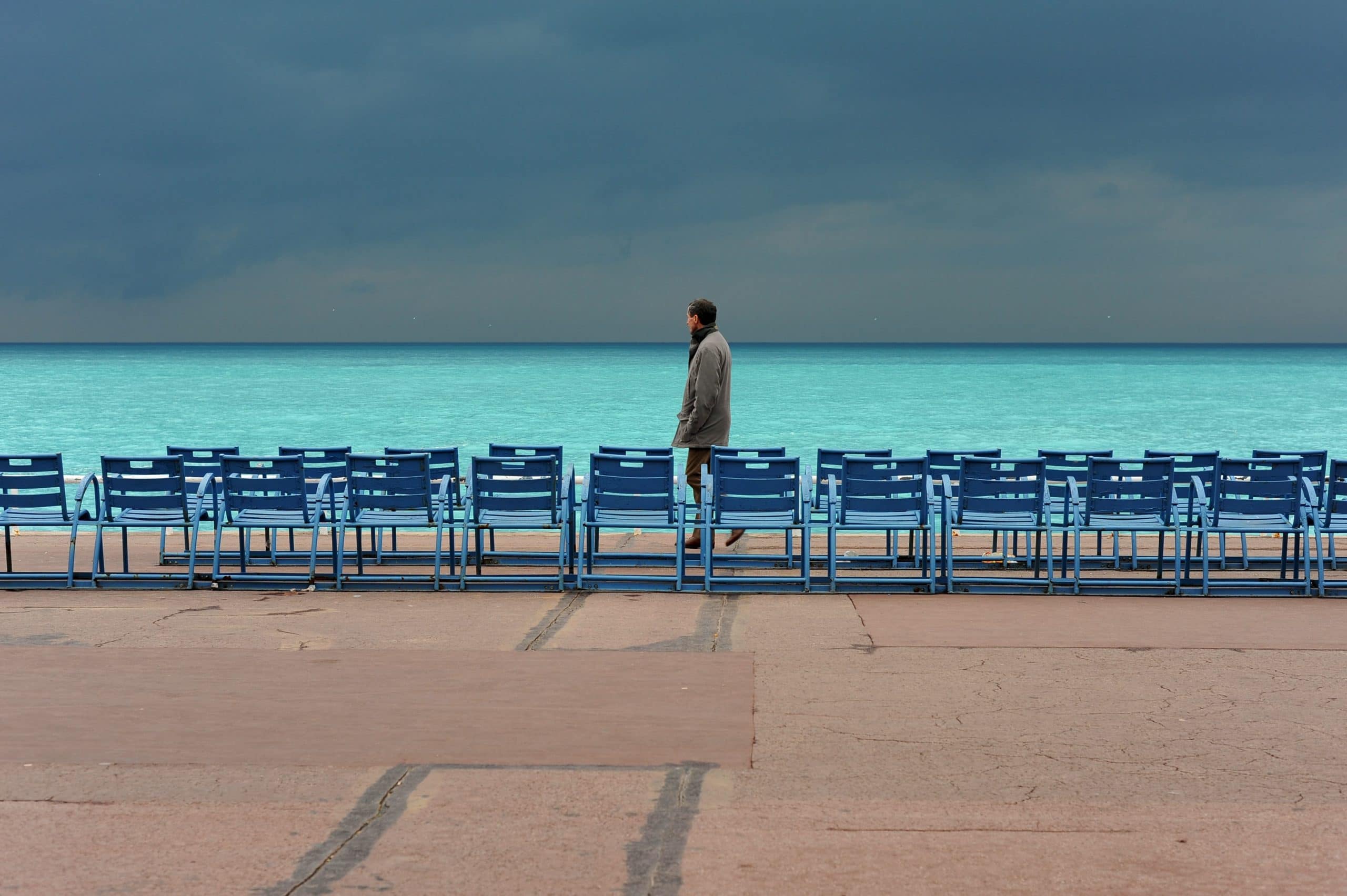 se promener sur la Promenade des Anglais à Nice quand il pleut