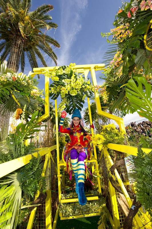 Jeune fille sur un char de Bataille de Fleurs à Nice