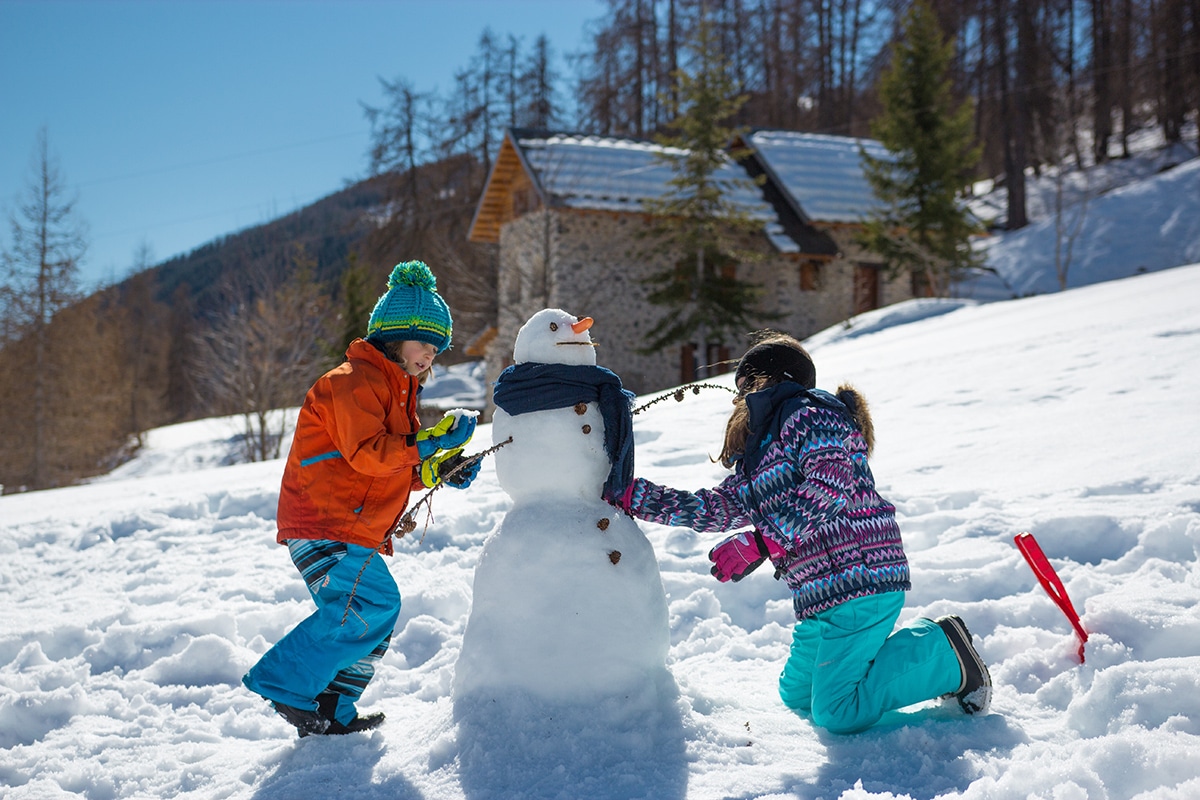 Fillettes faisant un bonhomme de neige