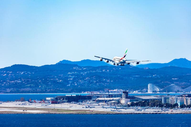 Vue générale de l'aéroport Nice avec un avion en vol