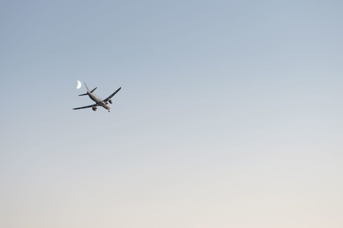 Vue générale de l'aéroport Nice avec un avion en vol