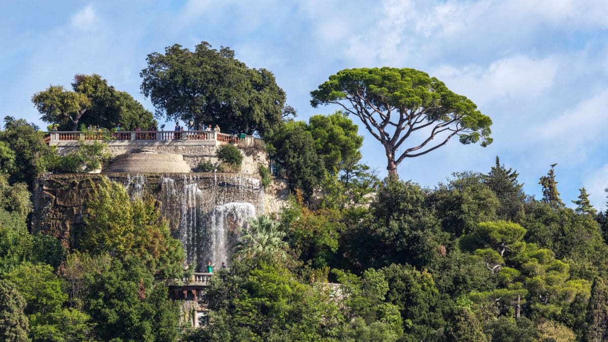 colline du chateau cascade ciel bleu arbres