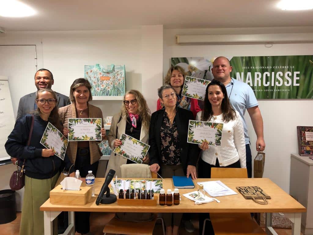 Groupe participant à un atelier de parfum