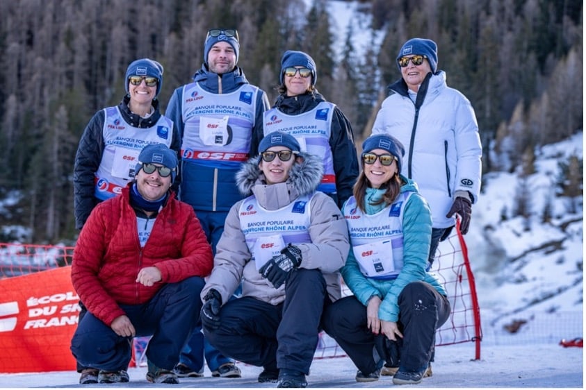 Groupe de skieurs posant