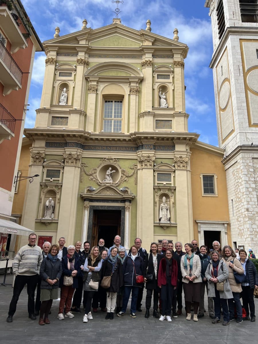 Groupe participant aux journées nationales de la Pastorale Tourisme et Loisirs devant la Cathédrale Sainte-Réparate de Nice