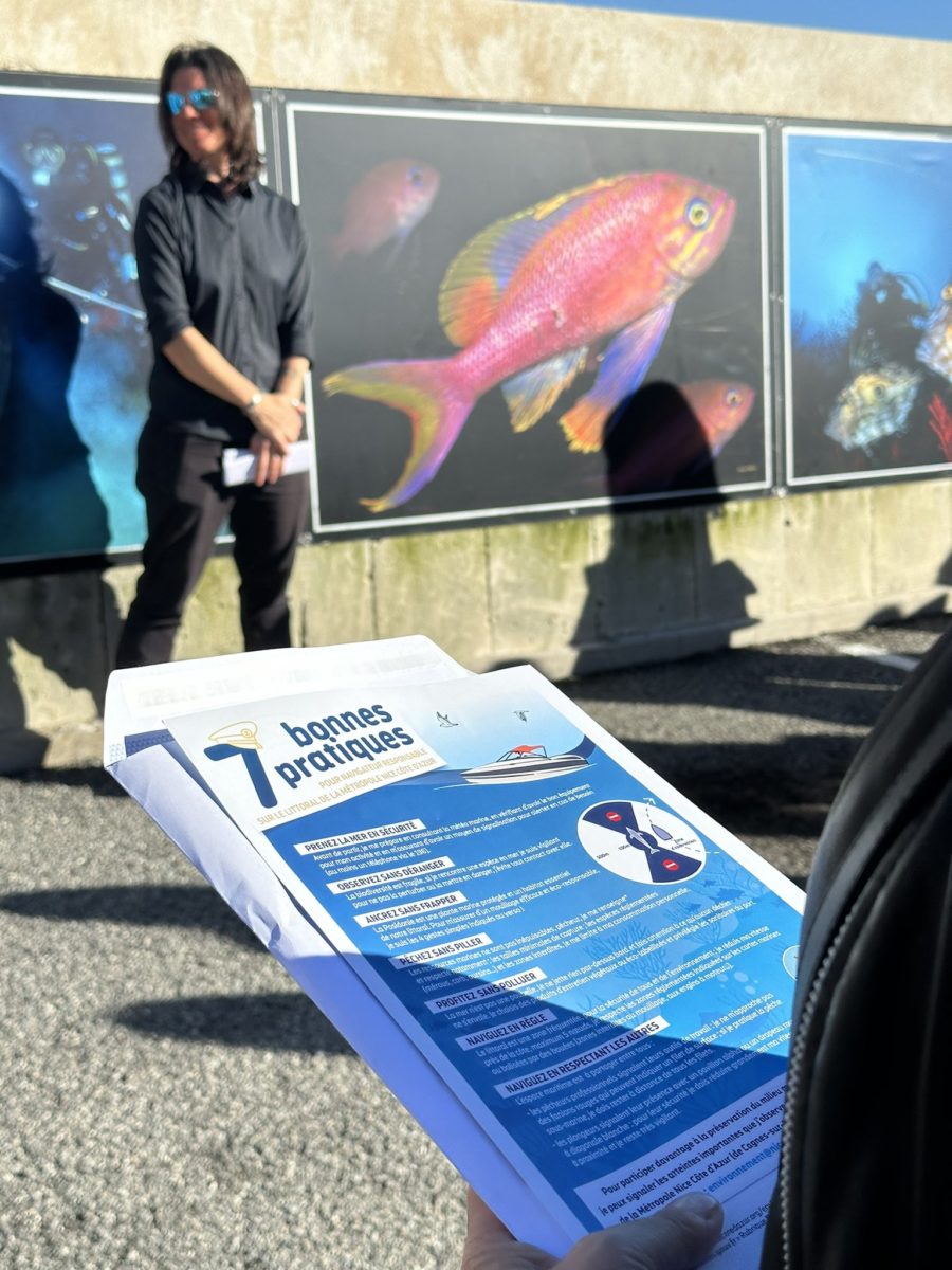 Sur le Port de Beaulieu-sur-Mer, groupe écoutant les explications d'un responsable de l'environnement