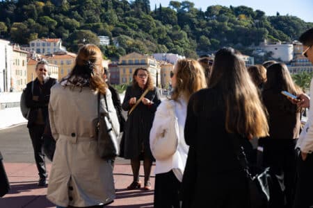 Groupe écoutant les explications d'un guide conférencier à Nice