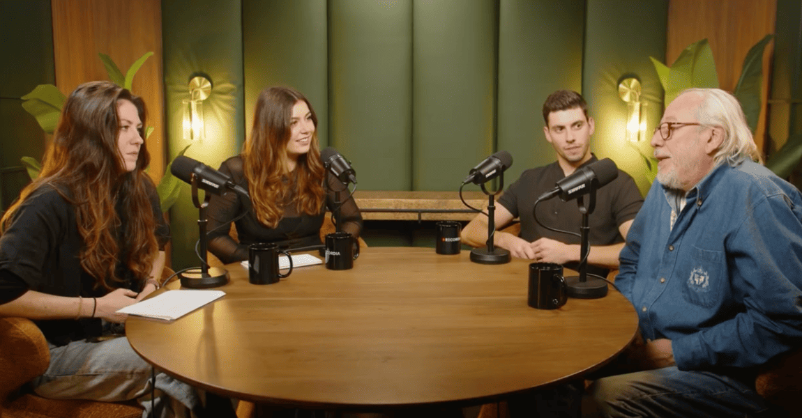 4 personnes autour d'une table pour un podcast dédié à la gastronomie