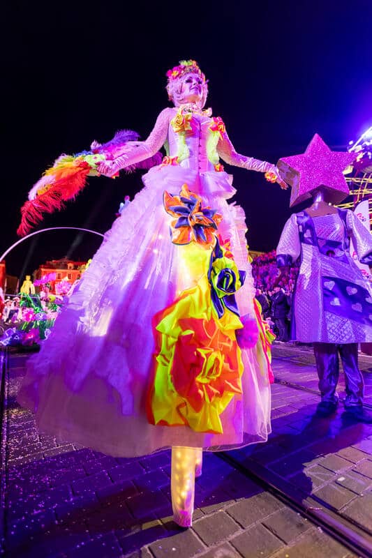 Personnage sur échasse au Carnaval de Nice 2026