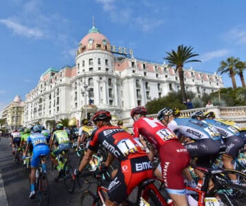Compétiteurs du Paris-Nice sur la Promenade de Anglais, devant l'Hôtel Le Negresco Nice